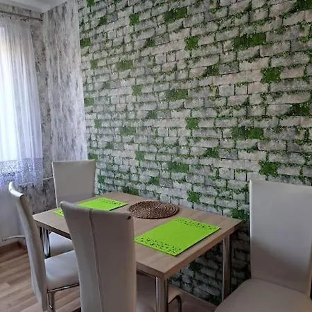 Haus In Der Ruhigen Siedlung